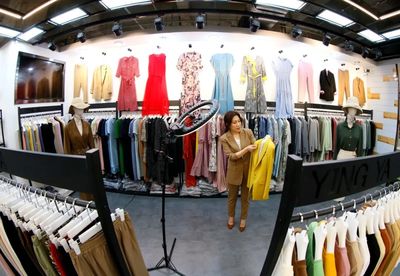 不愛名牌的年輕人，為何扎堆服裝批發(fā)市場？