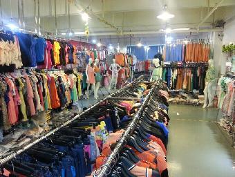 探尋品牌女裝庫存尾貨批發(fā)市場 一手貨源指南