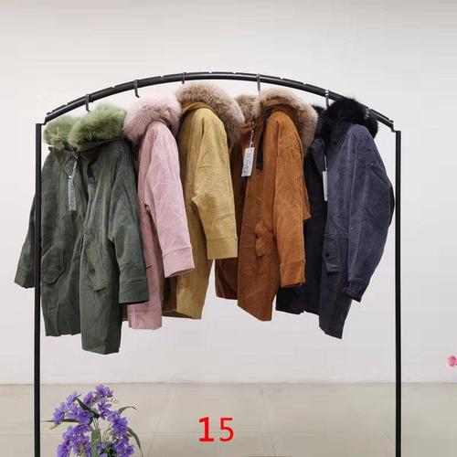 廣州沙河服裝批發(fā)市場 2019秋冬女裝新風(fēng)尚，碎花雪紡與蕾絲系帶的時尚魅力